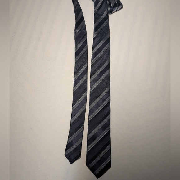 Elegant Black and Gray Striped Men's Tie - Picture 1 of 2